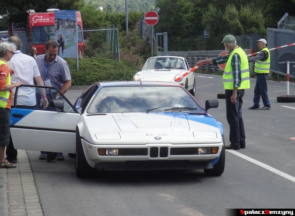 BMW M1 przed wjazdem na Nurburgring Nordschleife