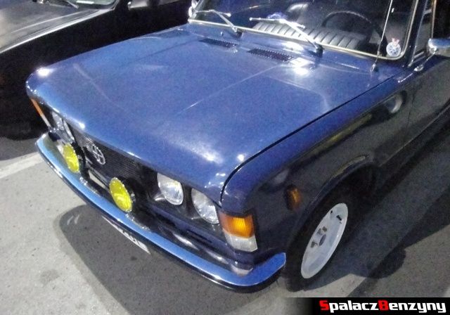 Niebieski Fiat 125p na Lubelskie Klasyki Noc